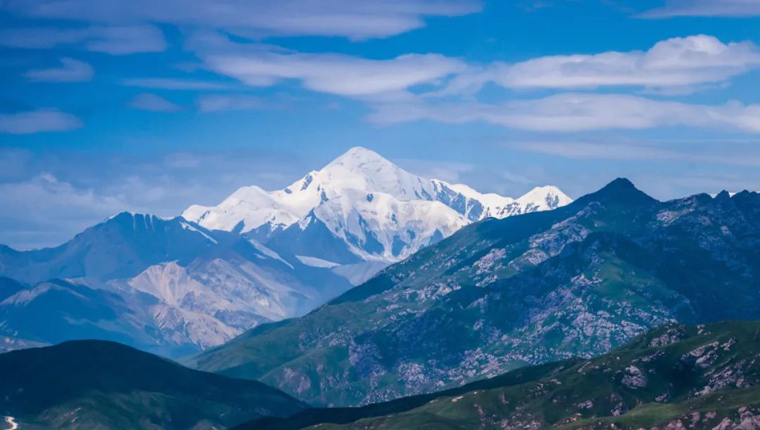 它山势巍峨磅礴,壮丽异常,山上冰雪连绵,终年不化,迷人的传说使它具有